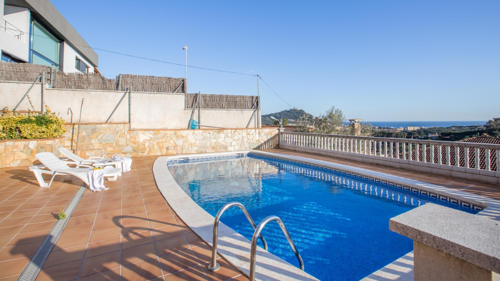 Maer in Blanes with 5 Bedrooms And 2 Bathrooms 1