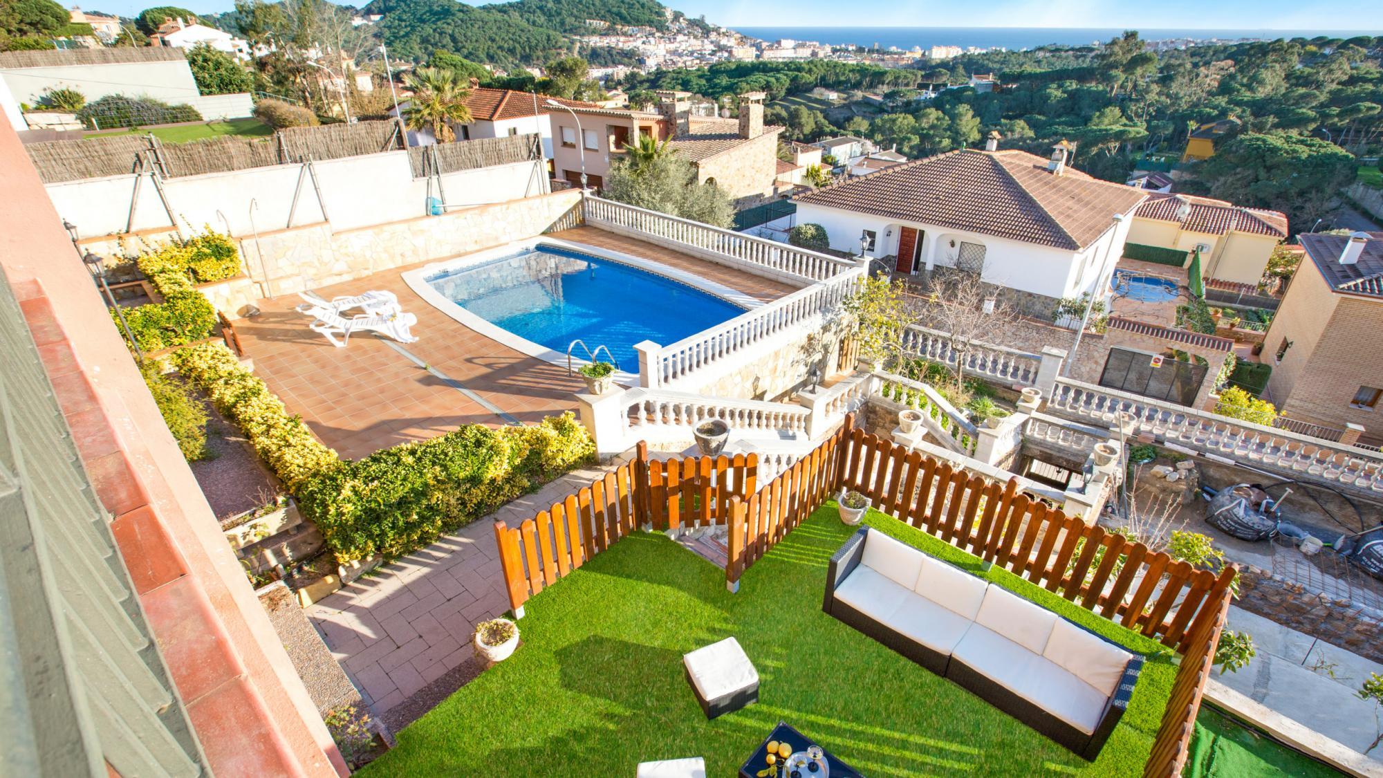 Maer in Blanes with 5 Bedrooms And 2 Bathrooms 2