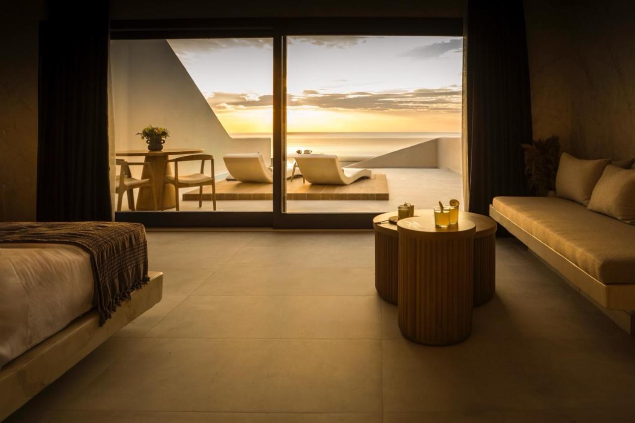 Pnoe Luxury Suites 1