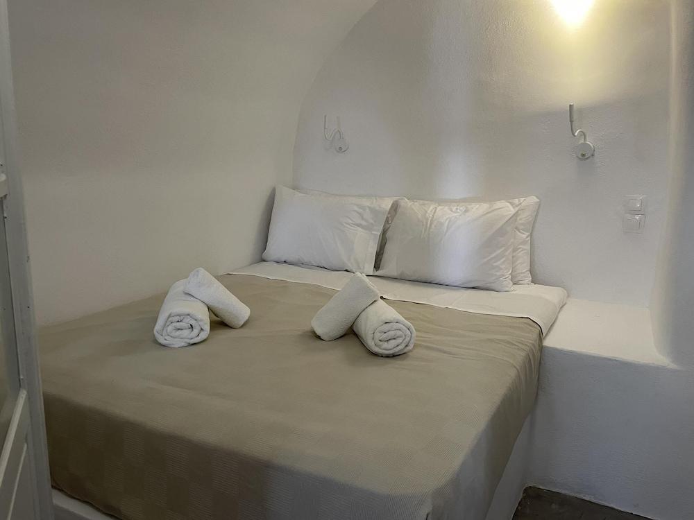 Charming 2-Bed Villa in Thera with Outdoor Hot Tub 1