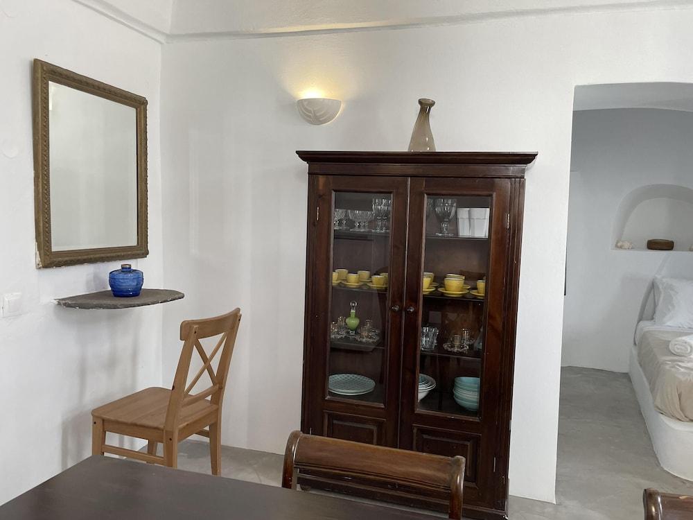 Charming 2-Bed Villa in Thera with Outdoor Hot Tub 2