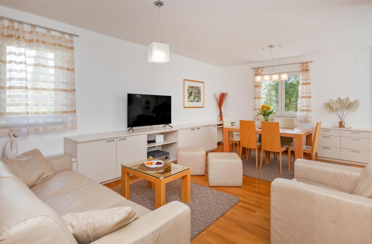 Comfortable Apartment Laura Lapad with Garage 1