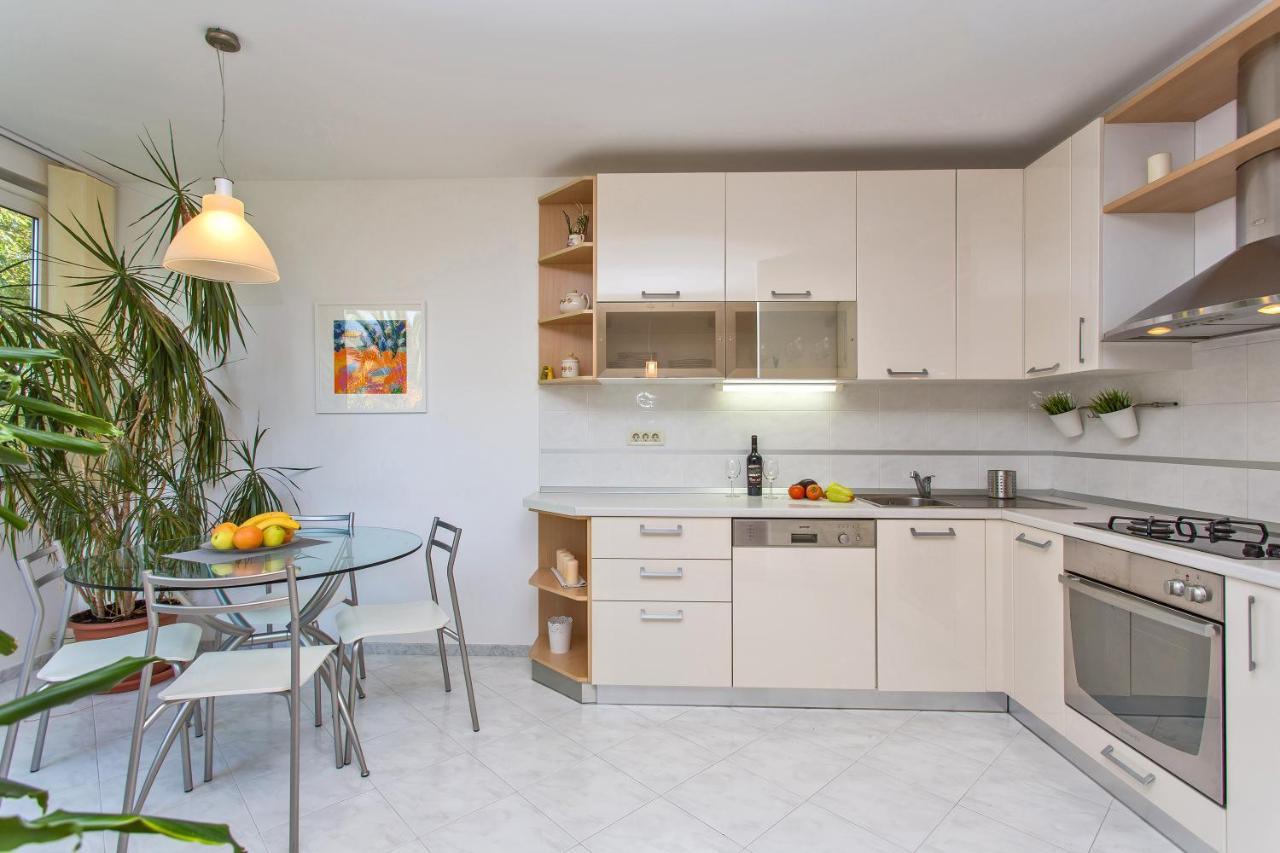 Comfortable Apartment Laura Lapad with Garage 2