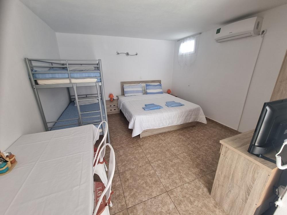 Cycladic Pleasure Houses by the Sea 1