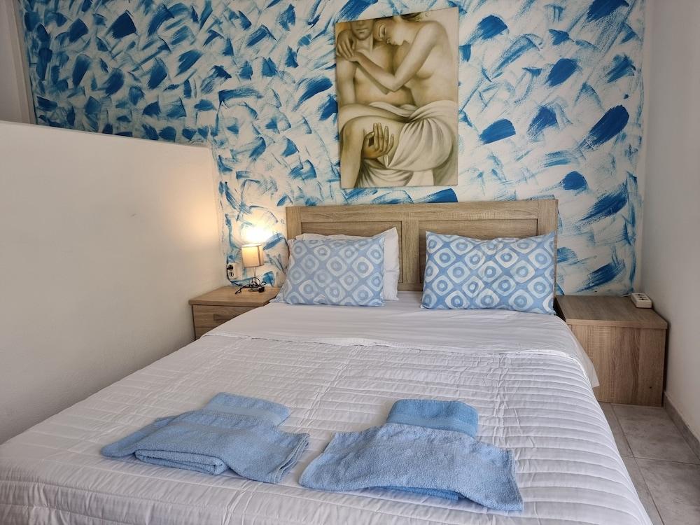 Cycladic Pleasure Houses by the Sea 2