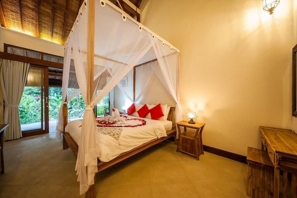 Infinity Jungle View Aashaya Villa Ubud