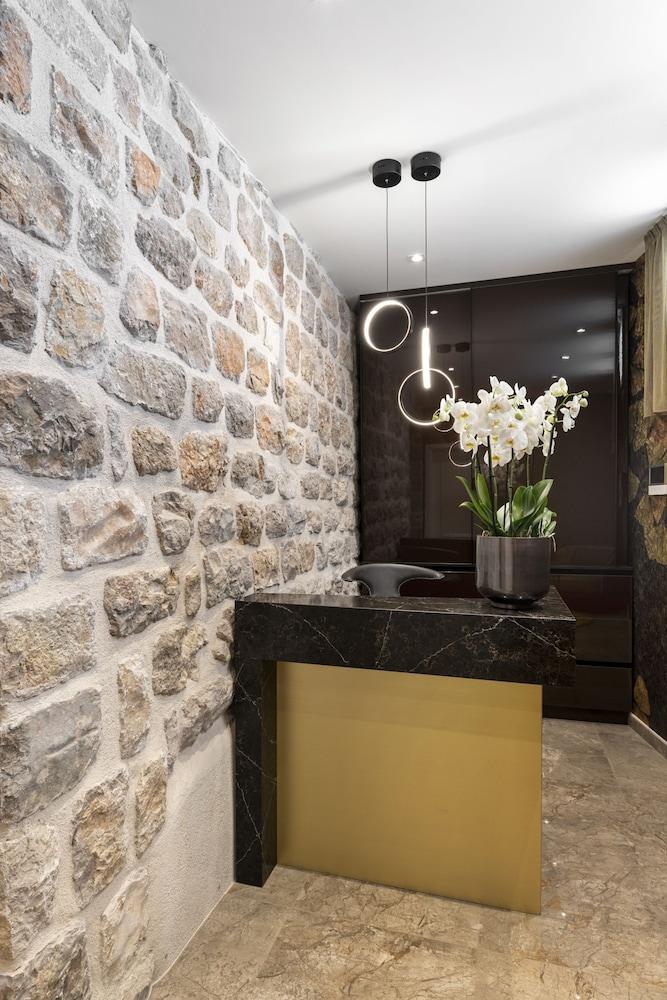 Sea Rocks Residence 1