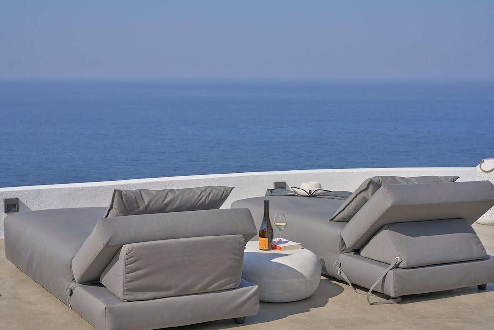 Topos Exclusive Santorini 1