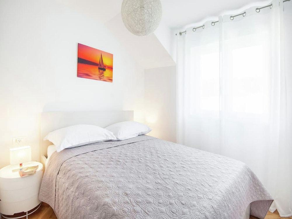 Luxury Apartment with Private Balcony in Quiet Area 1