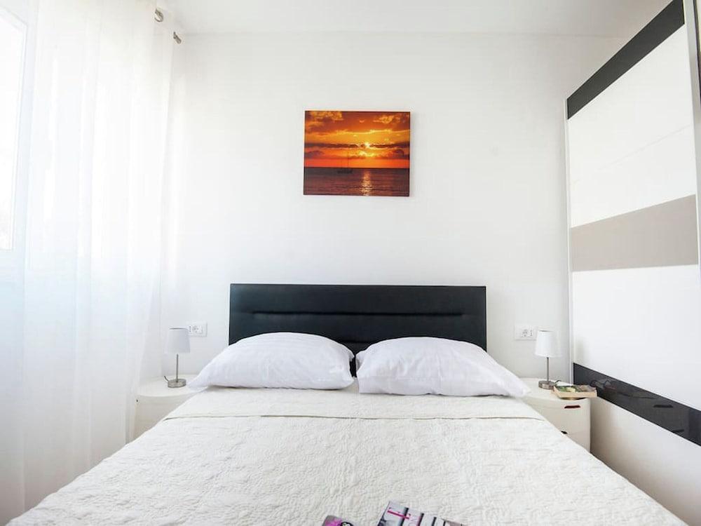 Luxury Apartment with Private Balcony in Quiet Area 2