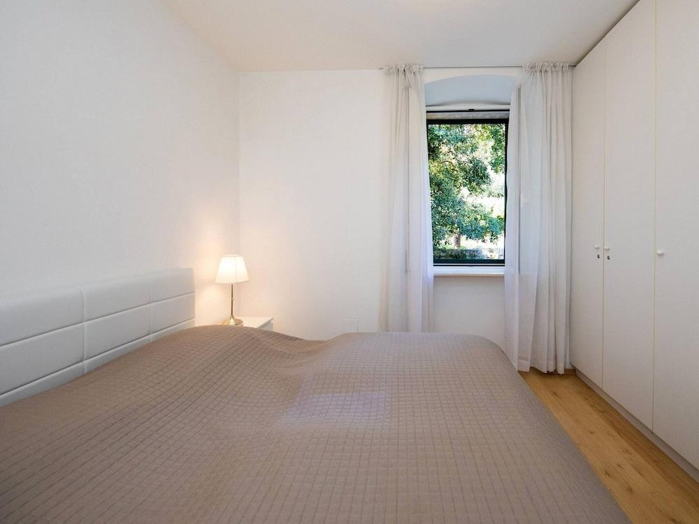 Apartments Sensa - Modern One-Bedroom Apartment 2