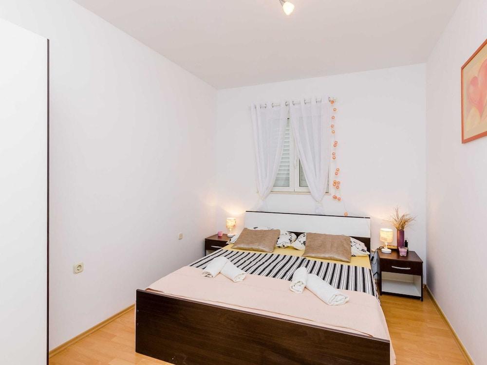 Apartment Antej - One Bedroom Apartment with Terrace And City View 1