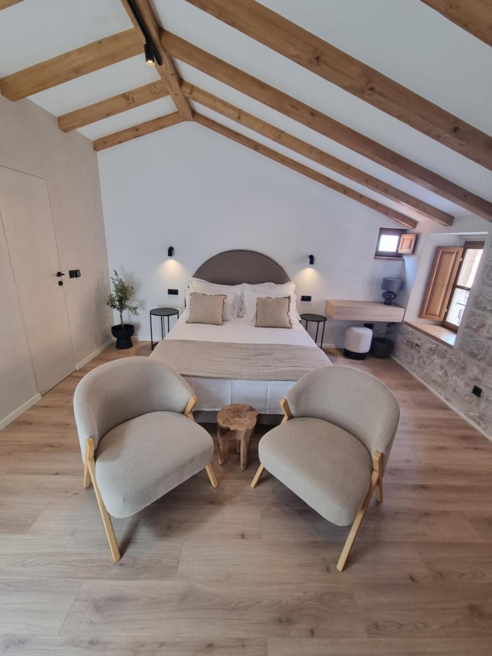 Old Town Olive Luxury Room for 3