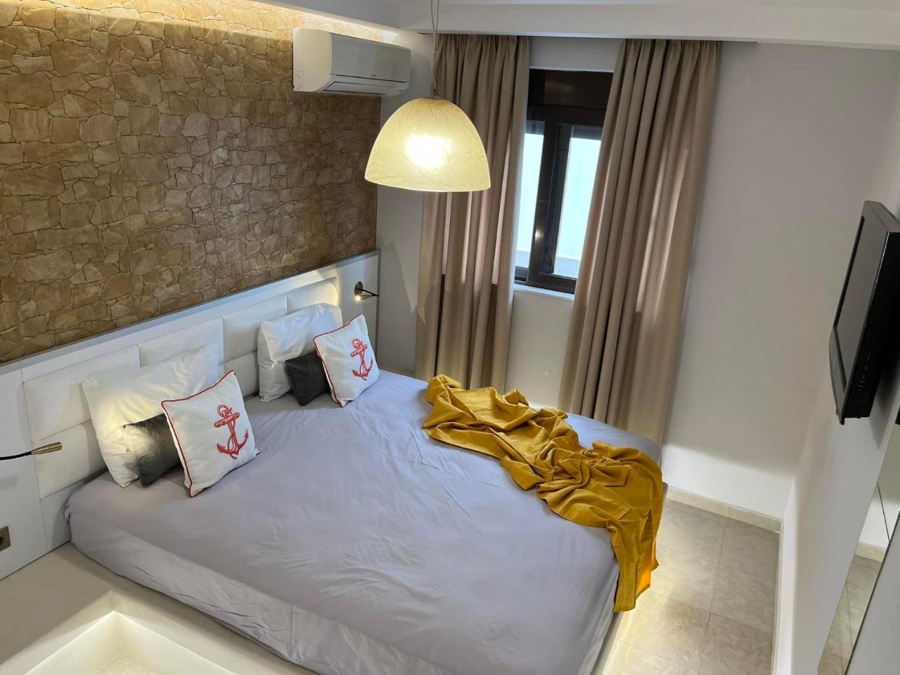 2-Luxury Jacuzzi White Suite by the Sea 2