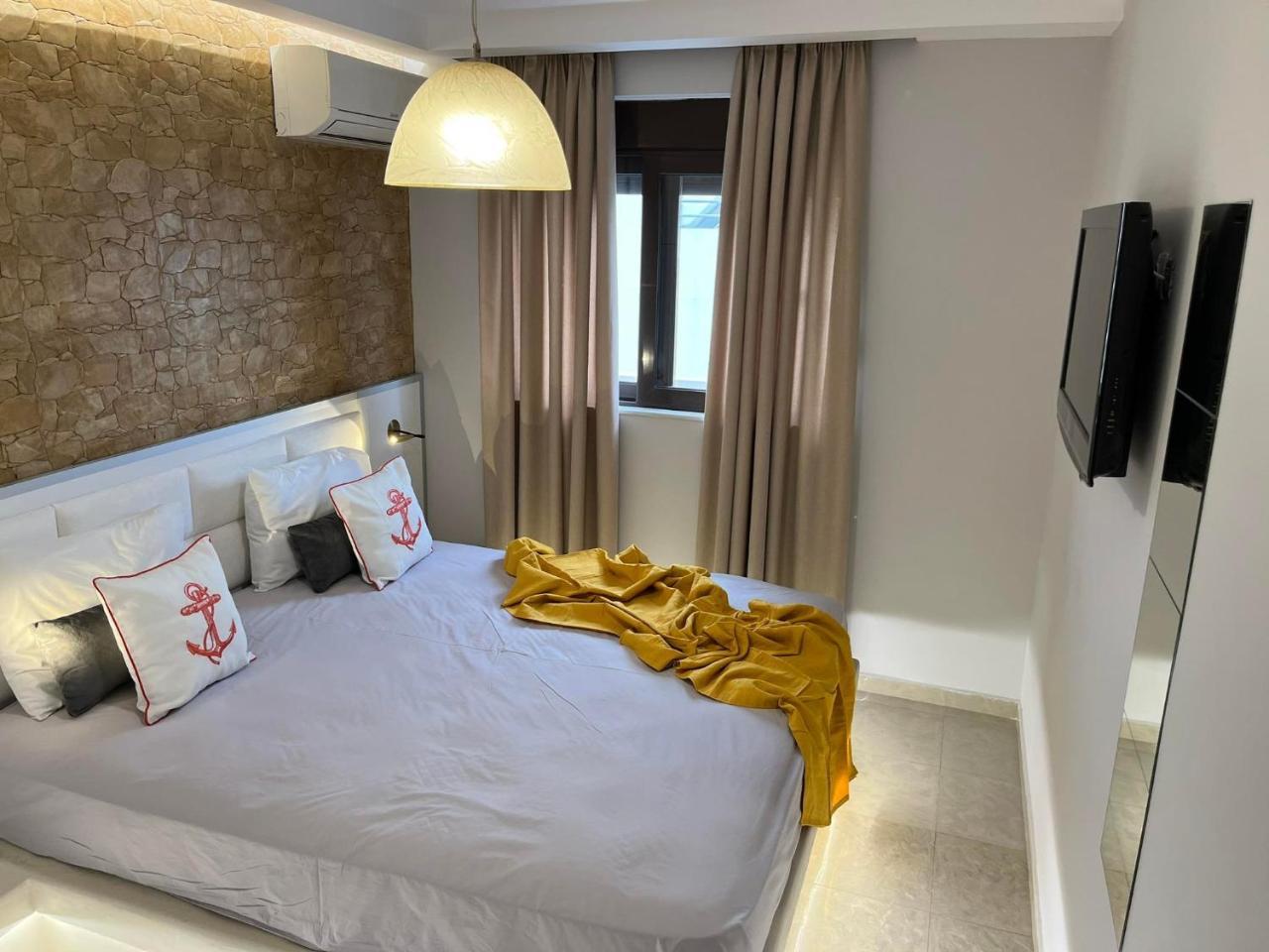 2-Luxury Jacuzzi White Suite by the Sea 1