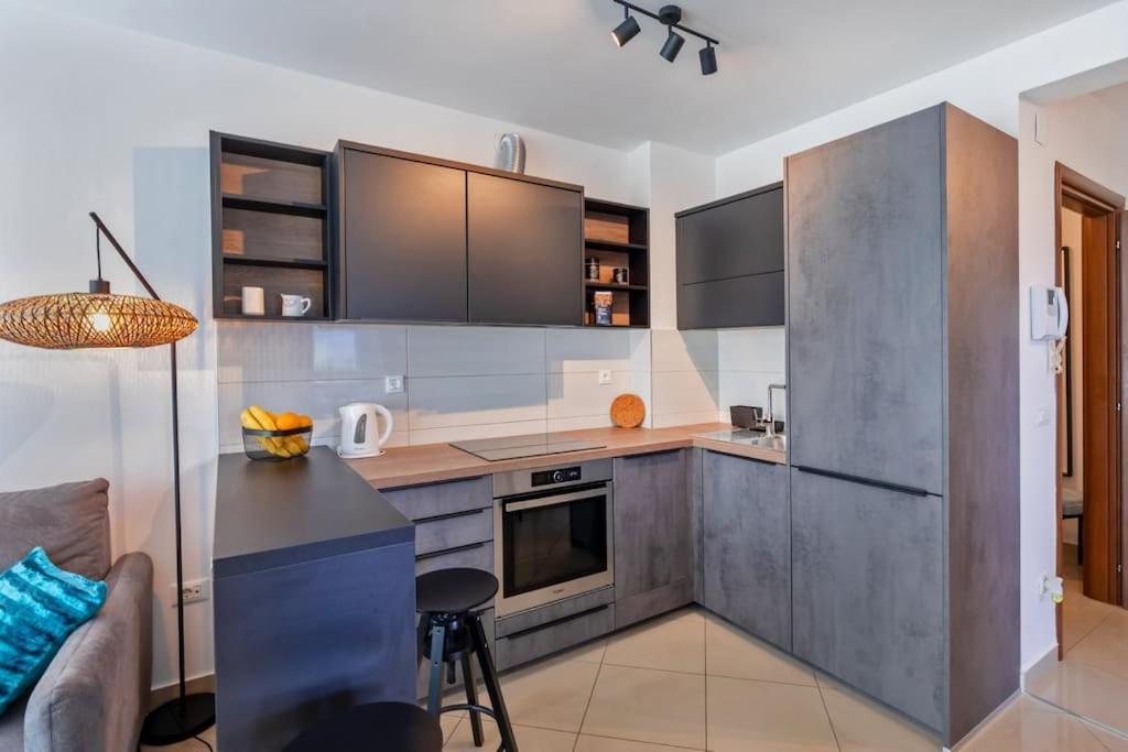 Stylish Two Bedroom Apartment&Garage Parking Place 1