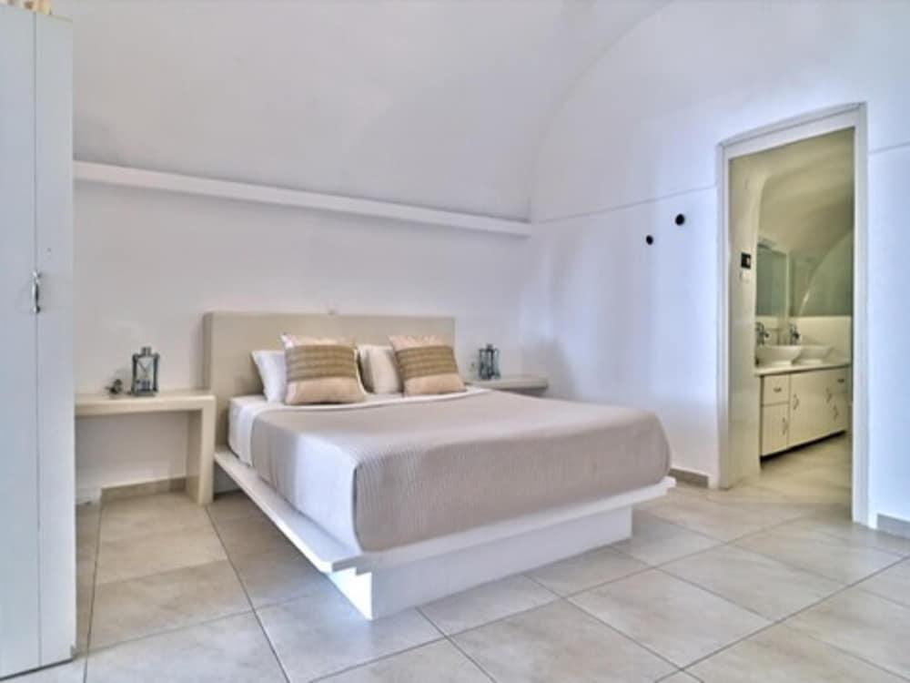 Sunset View Villa Santorini with Outdoor Jacuzzi 2