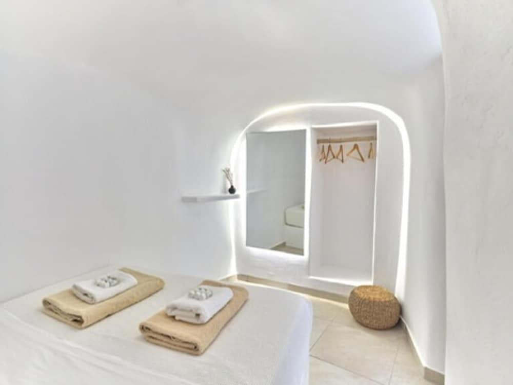 Sunset View Villa Santorini with Outdoor Jacuzzi 1