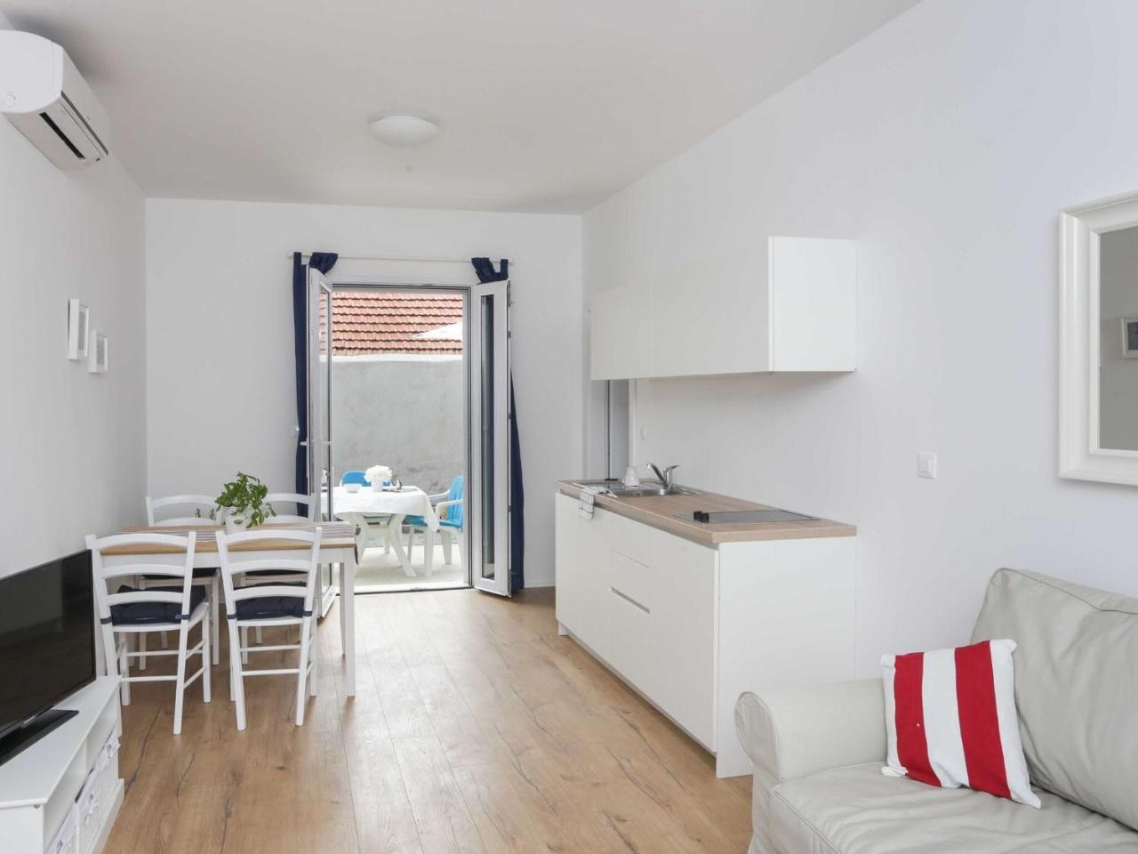 Apartments Villa Karmen - Comfort One-Bedroom Apartment with Terrace Marine 2