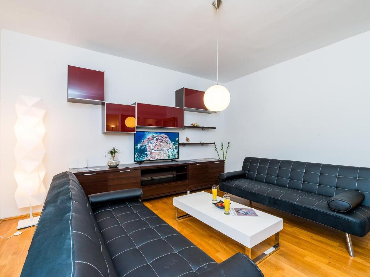 Apartment Valonija - Two Bedroom Apartment with Terrace And Garden View 1