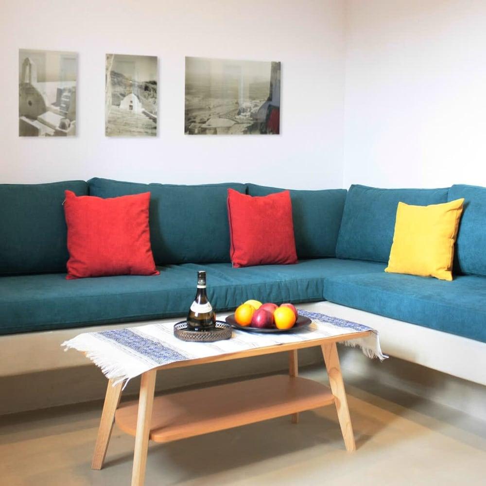 Assyr B - Santorini Cozy Retreat 1