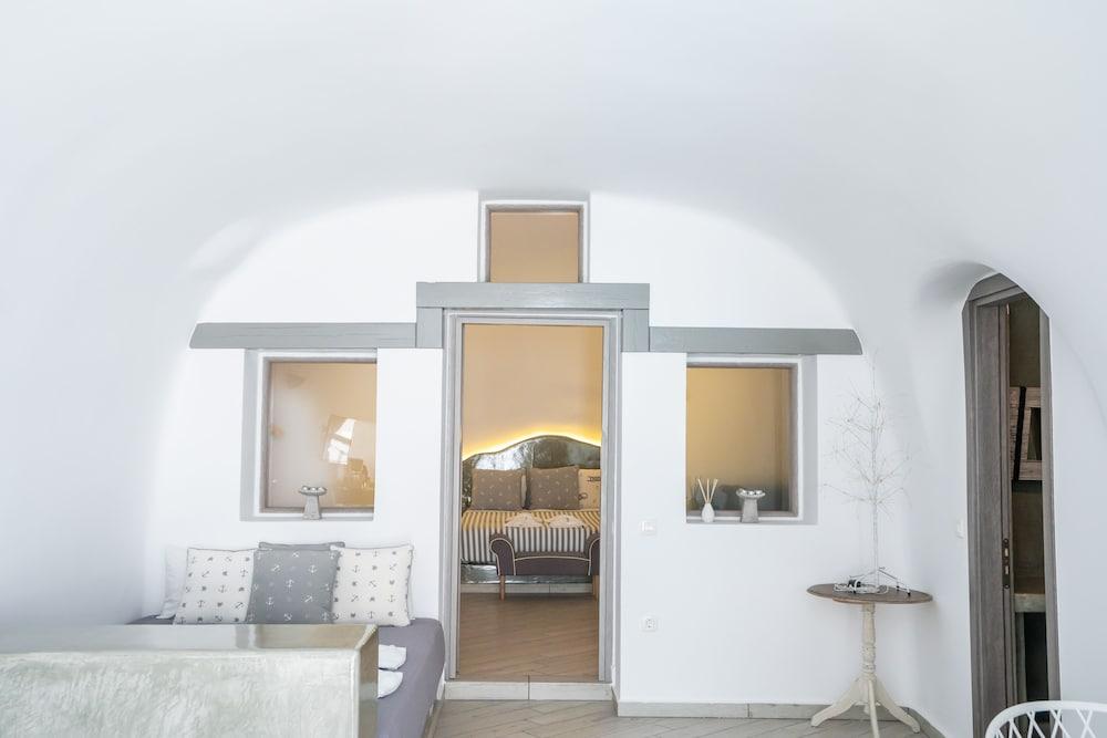 Fira-Cave-Sleeps 13-Parking-Pool-Pet Friendly 2