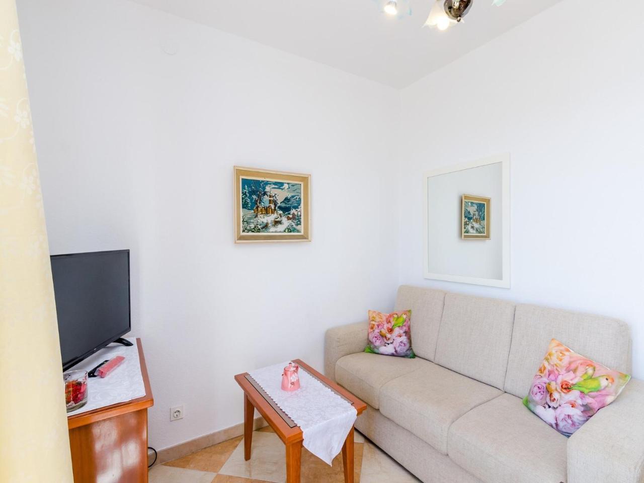 Apartments Nicol - Two-Bedroom Apartment with Balcony And Sea View 2