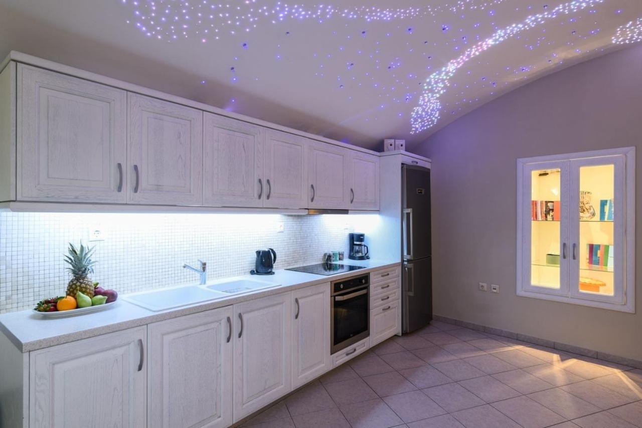 Elite Santorini Villa 1 Bedroom Villa Cycladic Character Private Jacuzzi & Air Conditioning Fira 2