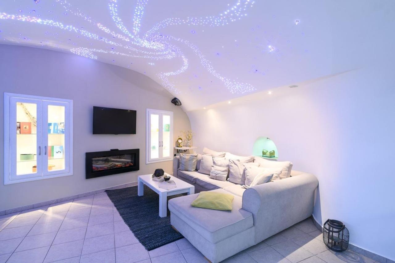 Elite Santorini Villa 1 Bedroom Villa Cycladic Character Private Jacuzzi & Air Conditioning Fira 1