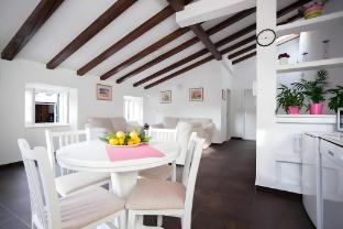 Relaxing Apartment Paulina with Balcony