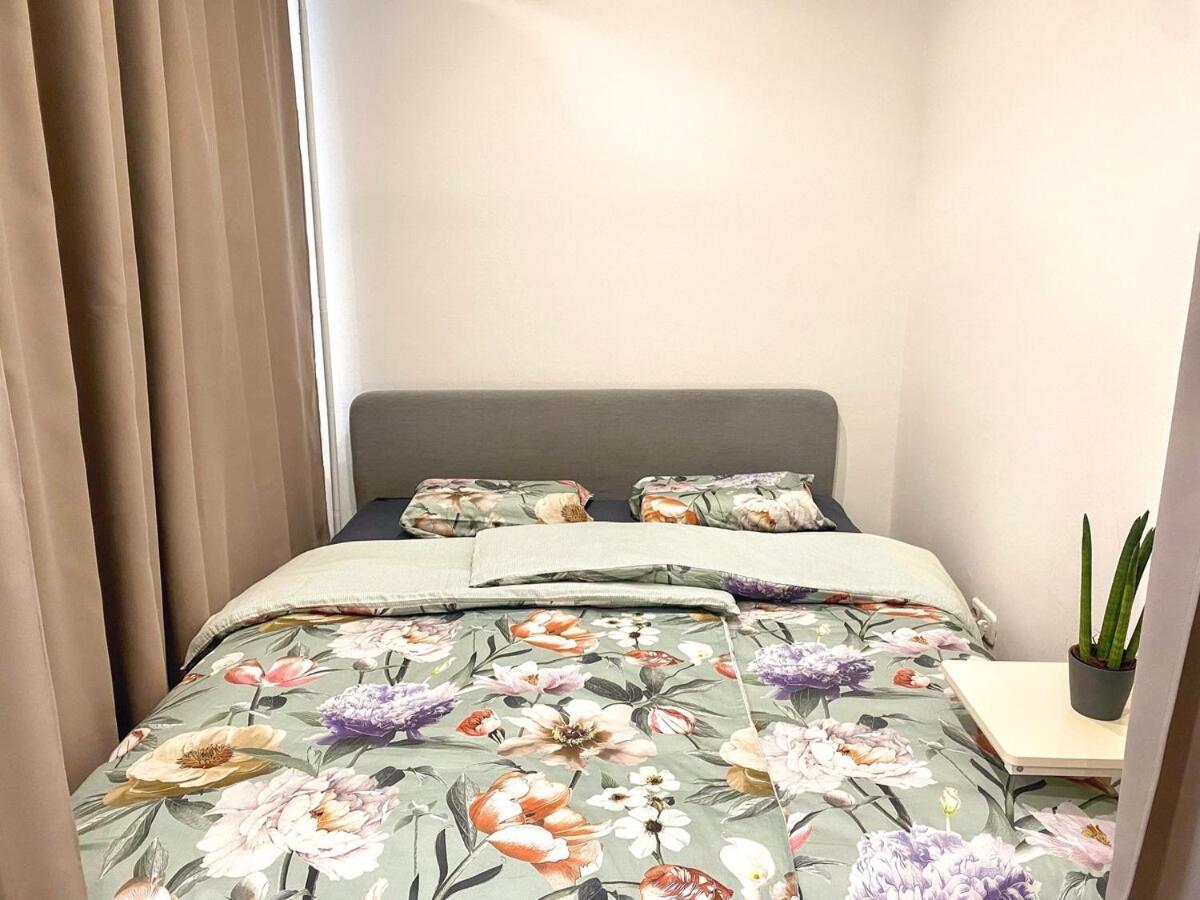 Large Cozy Studio with Balcony And Kitchen at Pasing 2