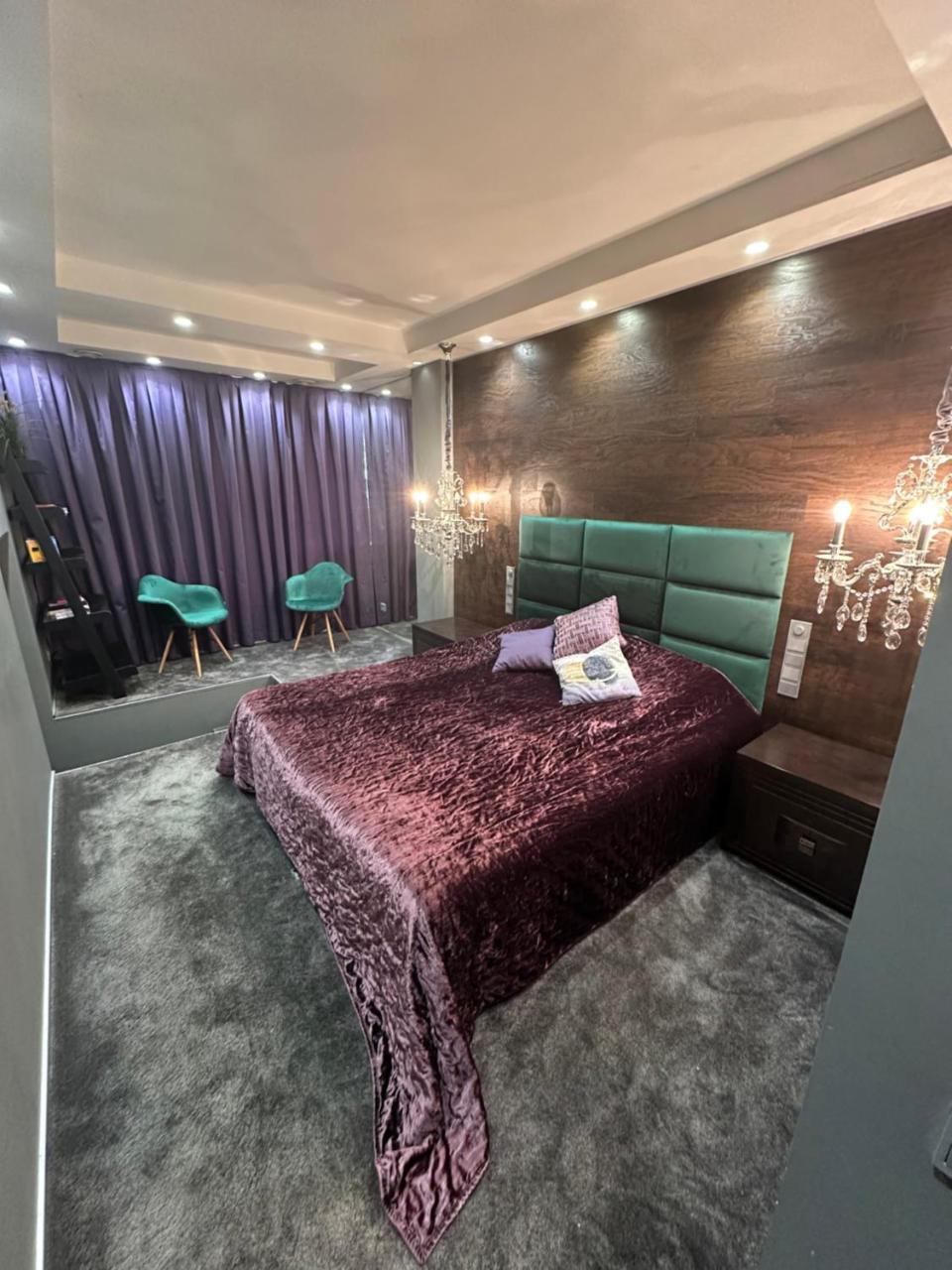 B&M King Bed Self Check-In