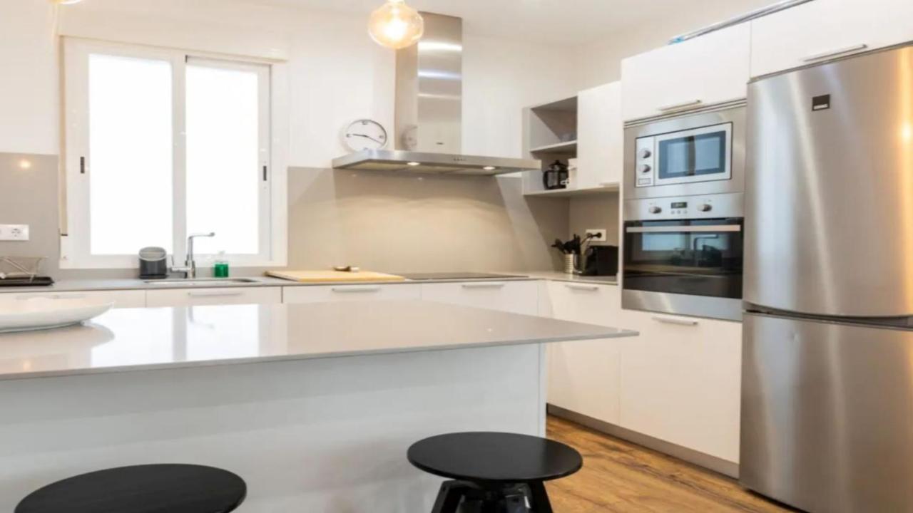 Panoramic View Apartment in the Heart of Fira 1