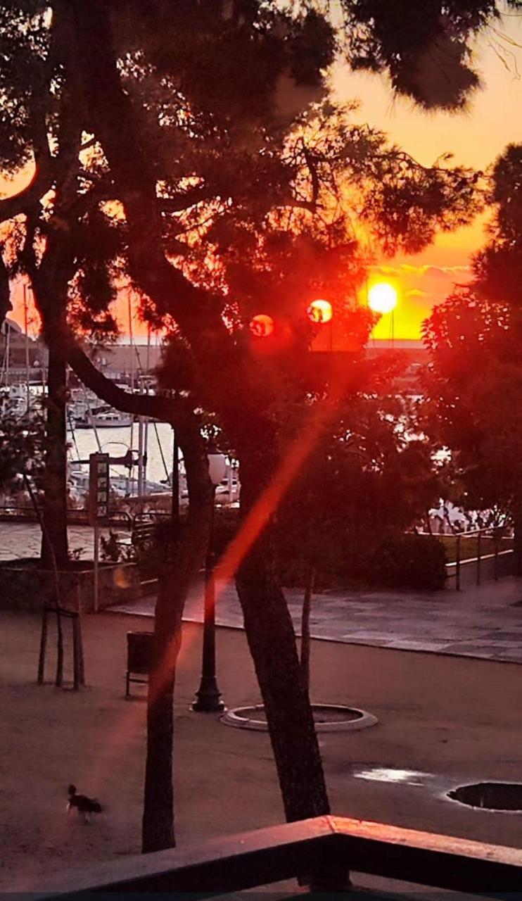 Seahomes Vacations - Seafront Mediterranean Ap & Pkg 1