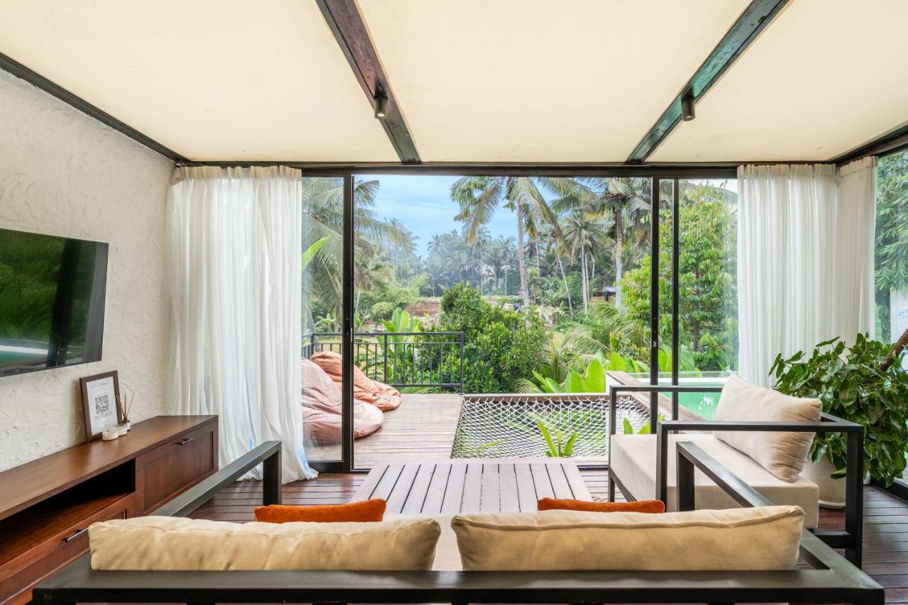 Oasis Ubud - Exclusive Luxury Villa in Ubud - Expansive Pool & 2 Stunning Bedrooms - Your Private Jungle Retreat 2