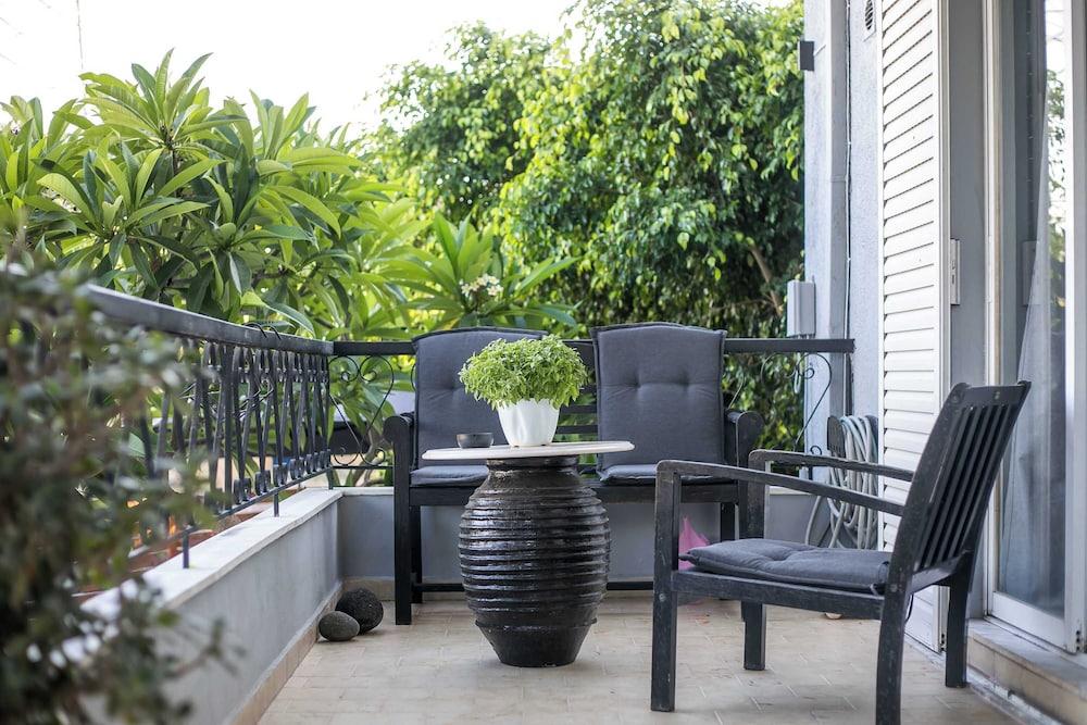 Villa Lilienne - Tranquil Escape with Private Garden Balcony 1