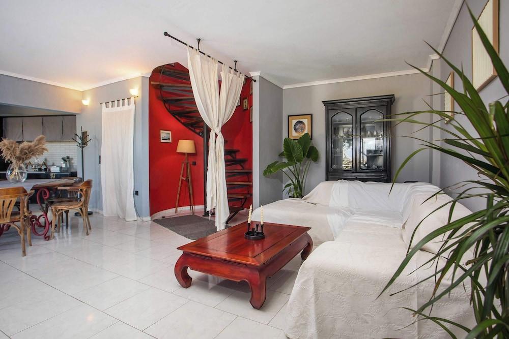 Villa Lilienne - Tranquil Escape with Private Garden Balcony 2