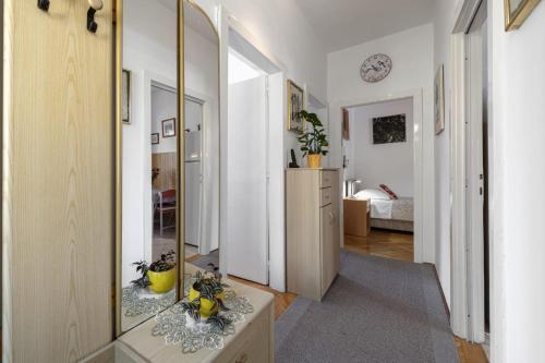 Apartment Red Orange - Two-Bedroom Apartment with Terrace 1