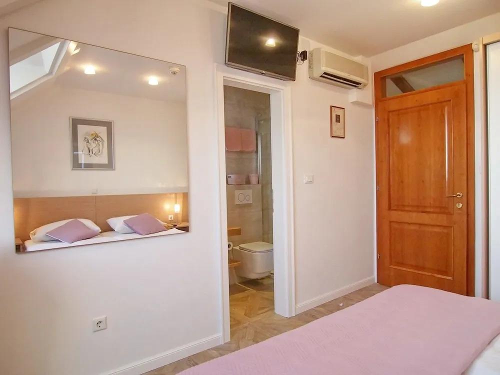 Apartments & Rooms Ivusic 2