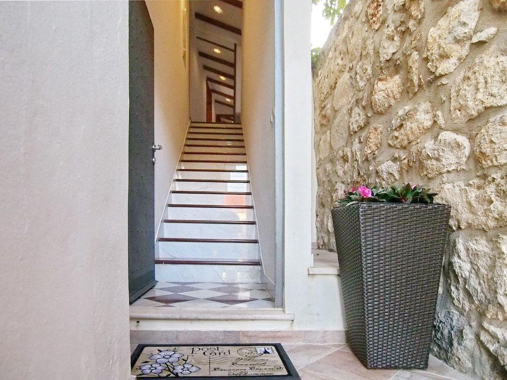 Apartments & Rooms Ivusic 1