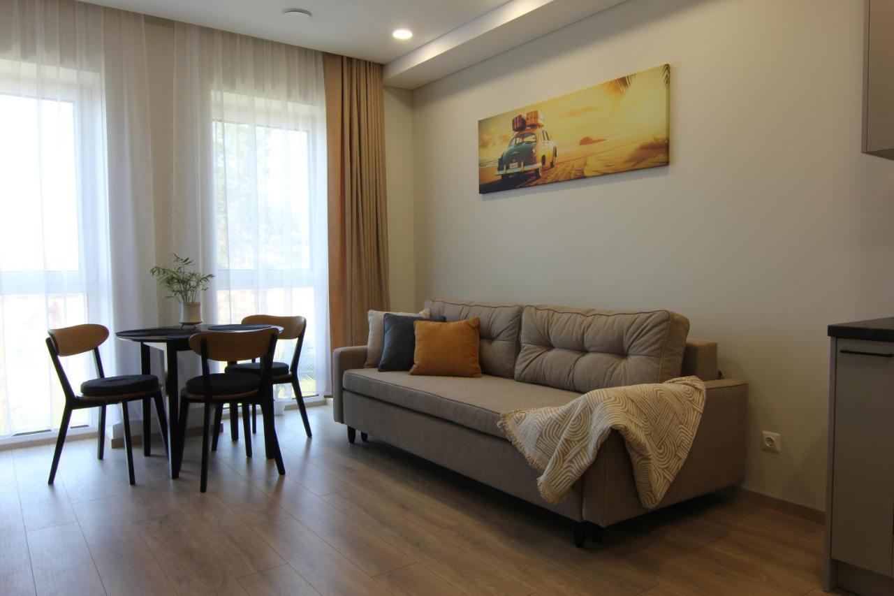 Warmzy Home - Modern Flat with Free Parking 1