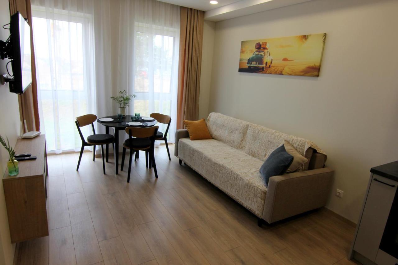 Warmzy Home - Modern Flat with Free Parking 2