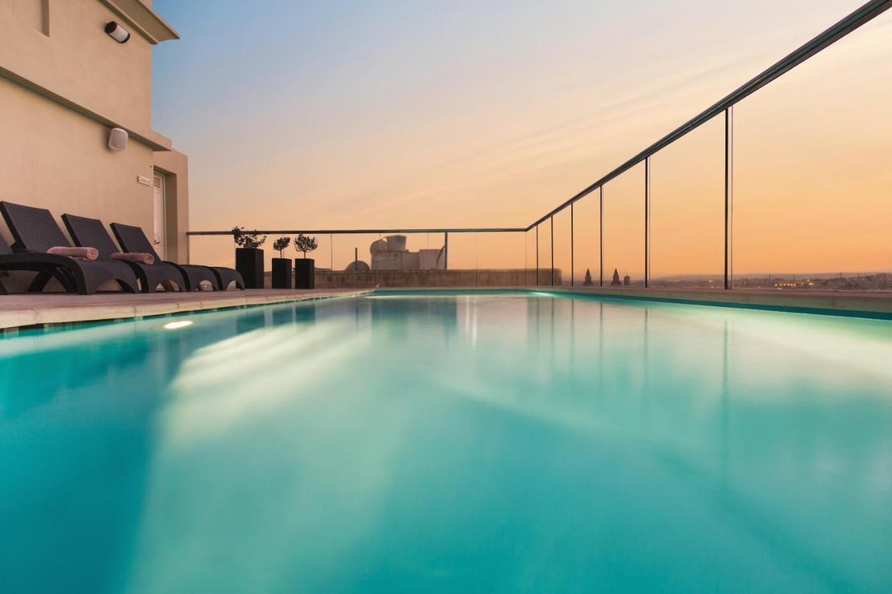 Ax the Victoria Hotel 2