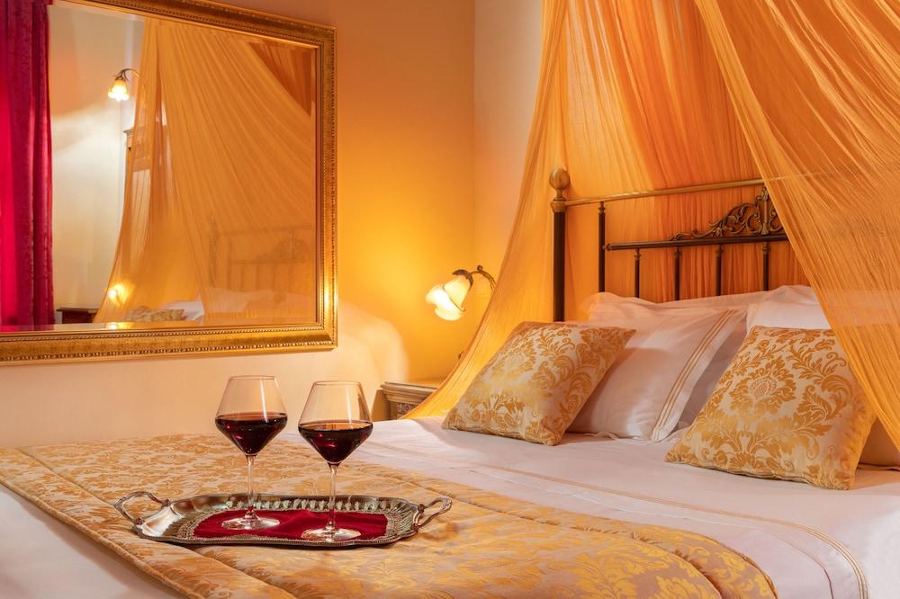 Nikos Takis Fashion Boutique Hotel