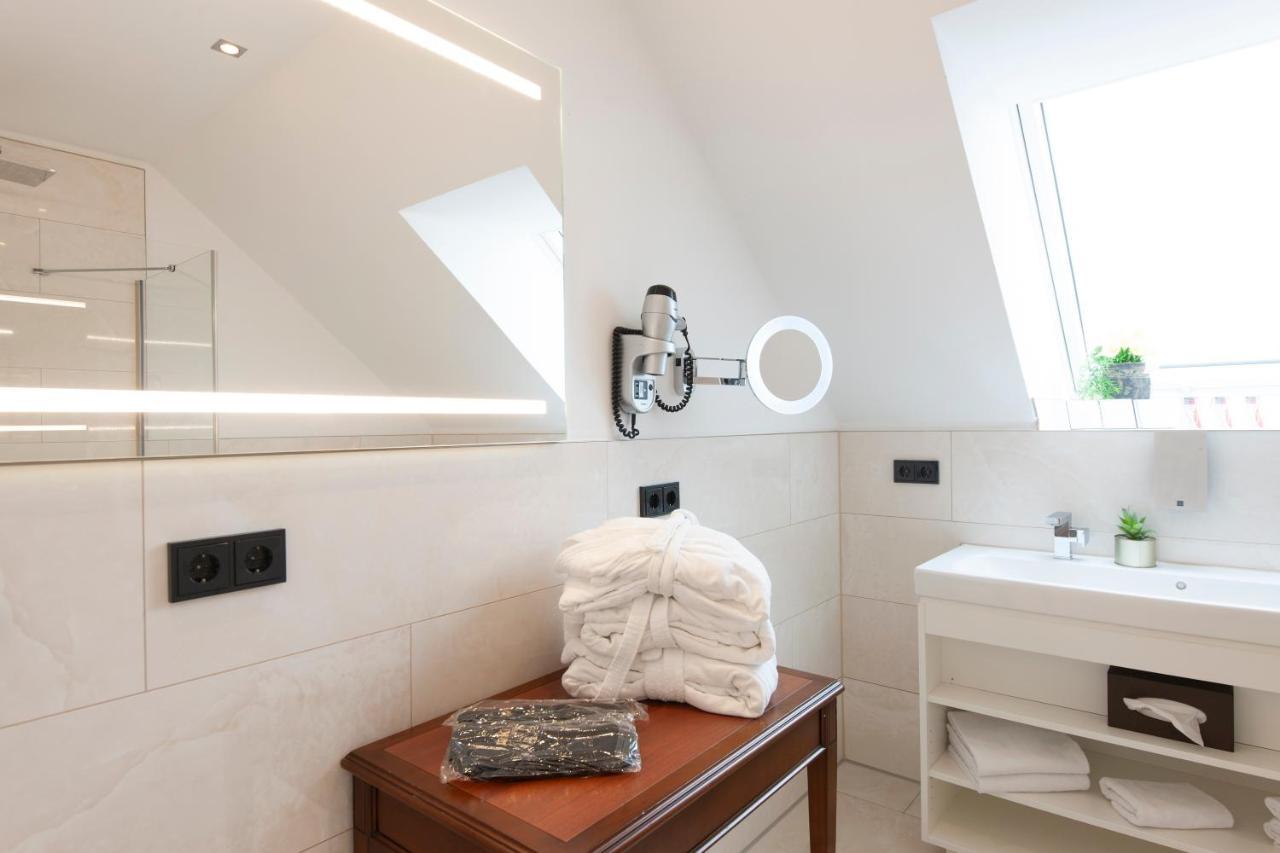 Advastay by King's 1