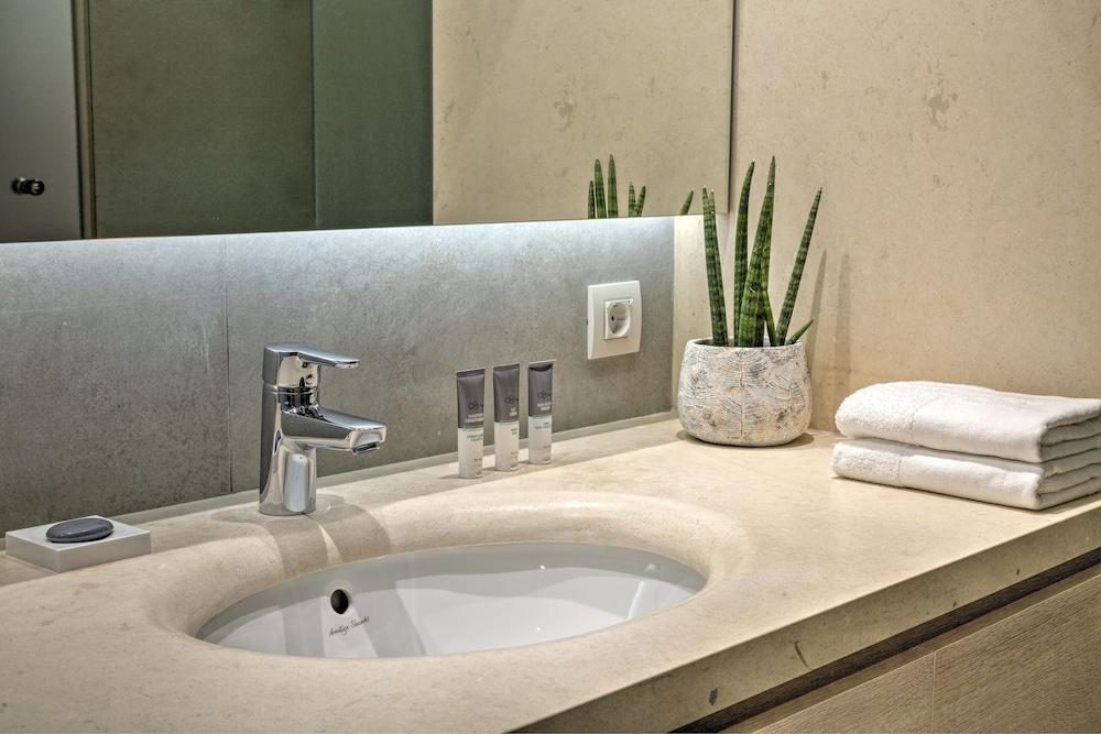 Amada Colossos Resort