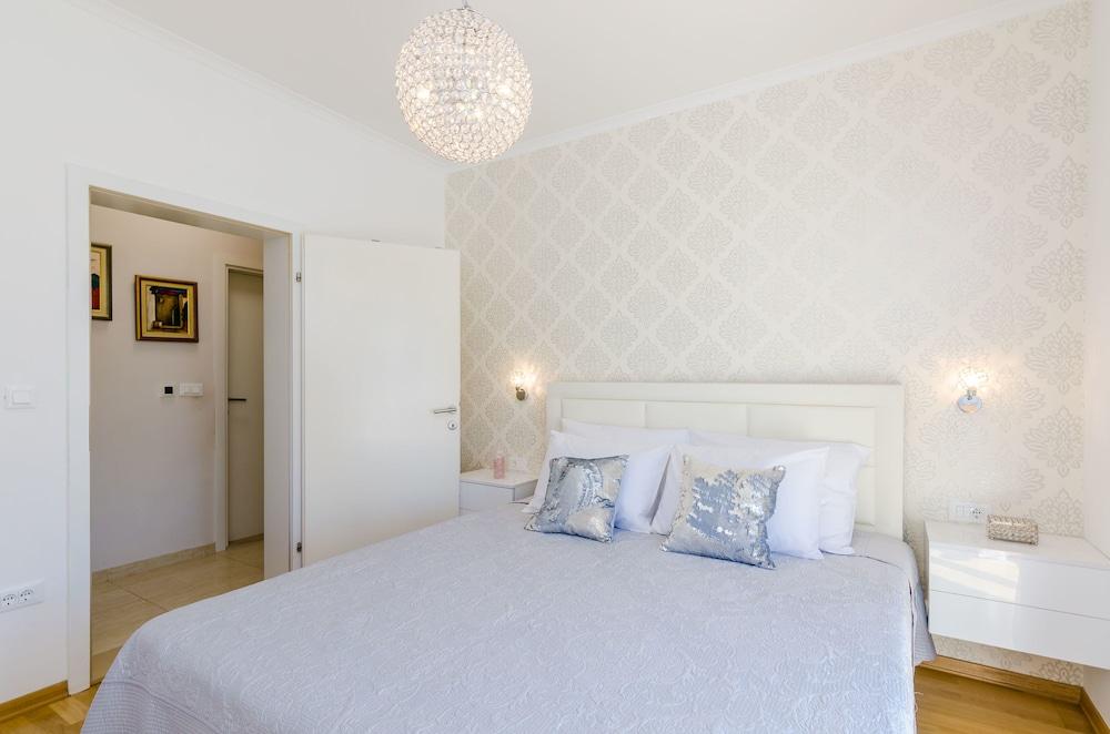 Magellan Deluxe Two 1