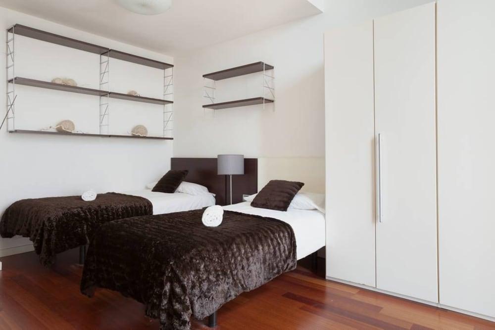 Akira Flats Plaza Catalunya 1