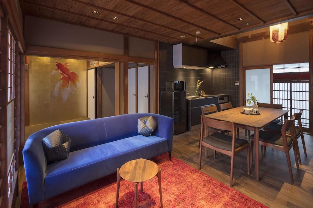 Hikoso-Machi Kin No Ma