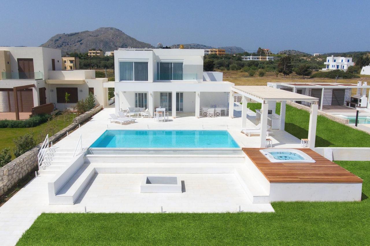 Maria & Nada Beachfront Villas 2